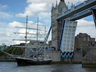 geöffnete Tower Bridge mit Segelschiff in London