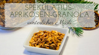 Spekulatius-Aprikosen-Granola, Müsli auf dem Frühstückstisch in einer Schale 