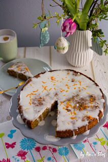 veganer Karotten-Apfelkuchen auf der Kaffee-Tafel mit Osterstrauß