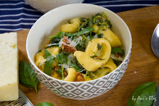 Feierabendküche: cremige Mozzarella Spinat Tortellini mit getrockneten Tomaten | Rezept | schnelles Mittagessen | schnelles Abendessen oder Lunch