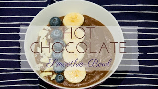 Die Hot Chocolate Smoothie Bowl bringt vor allem Schoko-Liebhaber lecker in den Tag. Wie heiße Schokolade wird auch diese Smoothie Bowl warm gemacht und wärmt euch im Winter oder Herbst. Das Frühstück-Rezept bringt euch gute Laune an trüben Tagen und ist dabei vegan und glutenfrei.