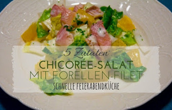 Mit nur wenigen Zutaten ein schnelles Abendessen kochen? Das geht mit diesem Chicorée - Salat mit Forellenfilets und Orangen. Die 5 Zutaten im Rezept sind schnell zusammen gemixt zu einem low Carb Abendessen oder als Beilage. Der bittere Geschmack des Chicorée harmoniert perfekt mit dem süß-säuerlichem Aroma der Orangen.