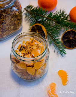 Frühstückstisch mit Spekulatius-Joghurt, Mandarinen und weihnachtlichem Granola im Glas mit Mandarinen und Winterdekoration