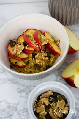 Frühstückstisch mit Kürbiskuchen Porridge, Apfel Zimt Spalten und Kürbiskernen