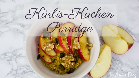 Eine Schale voll Kürbis-Porridge und gedünsteten Apfel Zimt Spalten und der Schrift Kürbis-Kuchen-Porridge