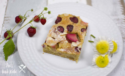 Rhabarberkuchen mit Walderdbeeren und Himbeeren