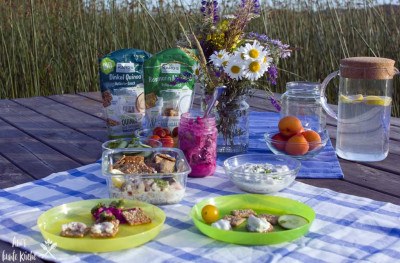 Picknick am See in Schweden zu MIdsommar mit Vollkorn-Snack von Dr. Kargs