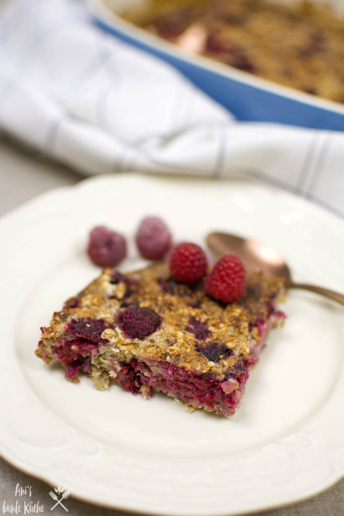 leichtes Sommer Frühstück - Haferflockenauflauf mit Himbeeren und Kokosflocken