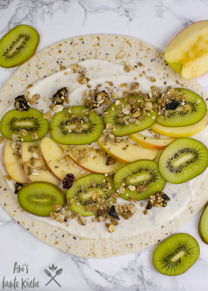 Frühstückswrap mit Kokosjoghurt, Kiwi, Apfel und Fruchtgranola vegan