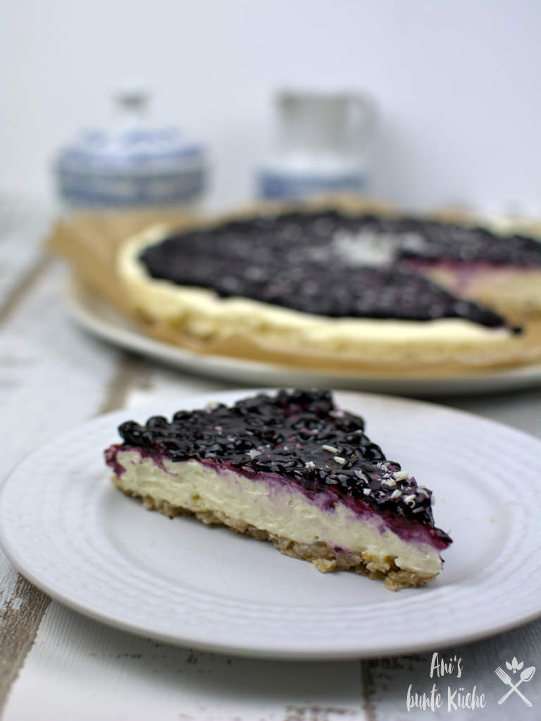 Cheesecake mit weißer Schokolade und Heidelbeeren auf der Kaffeetafel