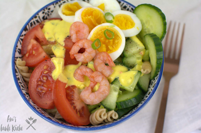 Nudelsalat mit Krabben und Ei und Mangodressing