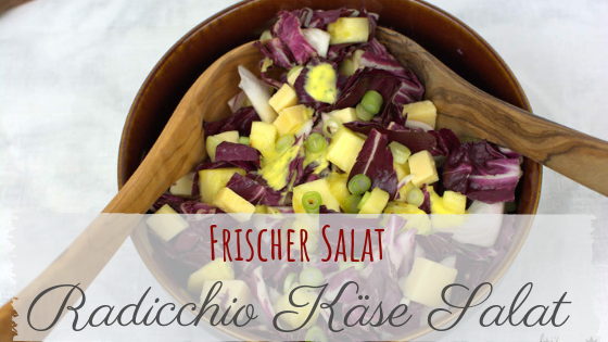 Radicchio Salat mit Käse, Ananas und Mango Dressing.