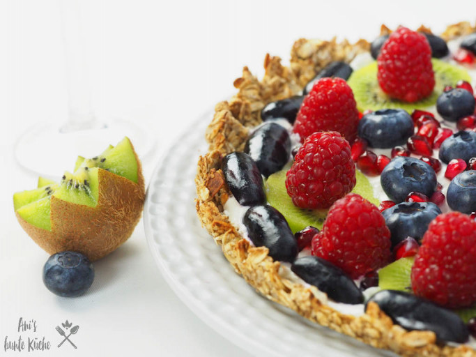 gesunde Frühstücks Tarte mit Früchten und Obst aus Haferflocken