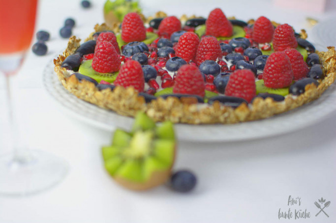 Frühstück mit Beeren Granola Pizza, Kiwi und Grapefruitsaft.