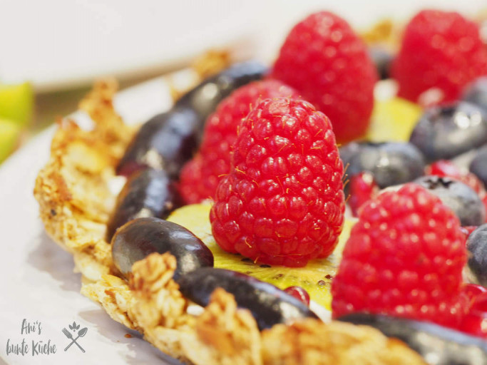 Granola Tarte mit Trauben und Früchten