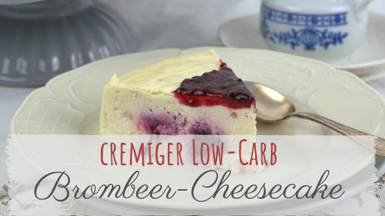 cremiger Low-Carb Brombeer-Cheesecake mit Brombeersauce