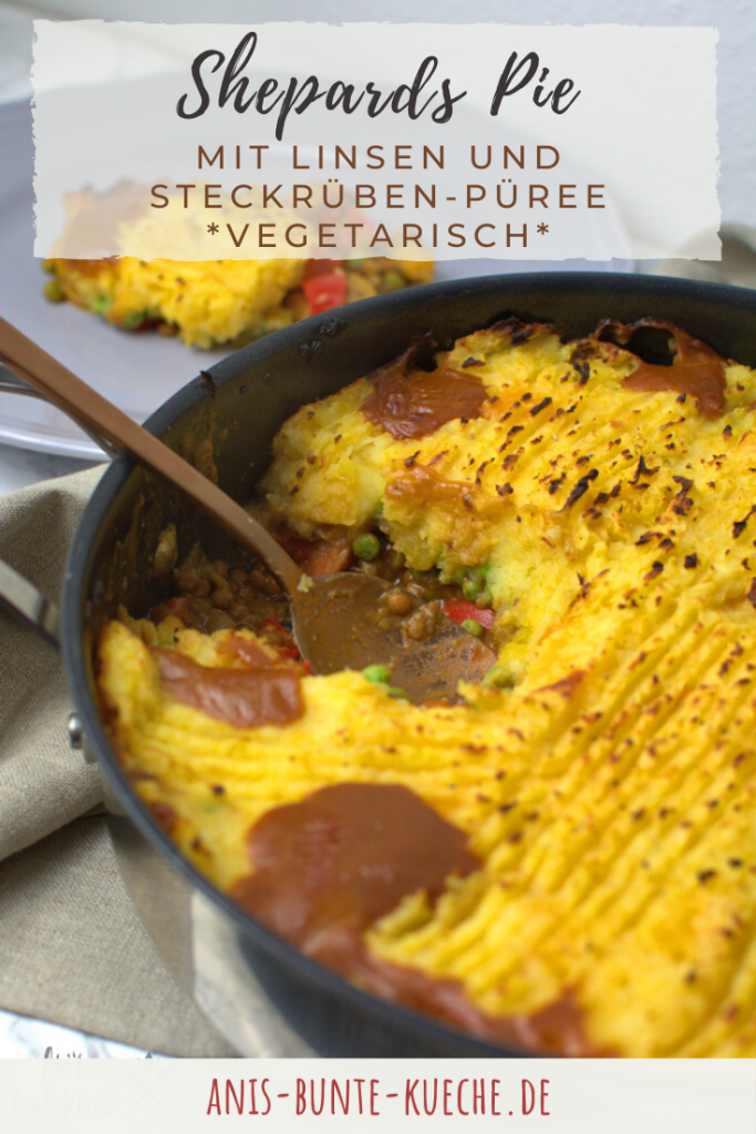 Vegetarischer Shepards Pie mit Linsen, Champignons, Erbsen und Steckrüben Püree.