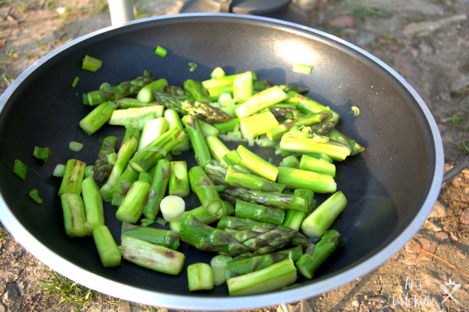 Für den grüner Spargel Couscous zuerst grünen Spargel und Frühlingszwiebeln anbraten