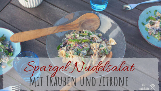 Nudelsalat mit grünem Spargel und roten Trauben