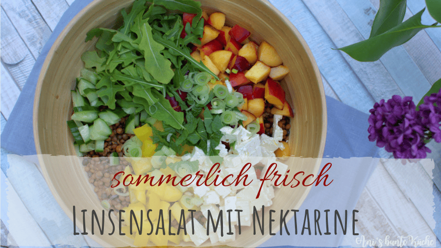 Schüssel mit Linsensalat - braune Linsen, Nektarine, Rucola, Feta, Paprika