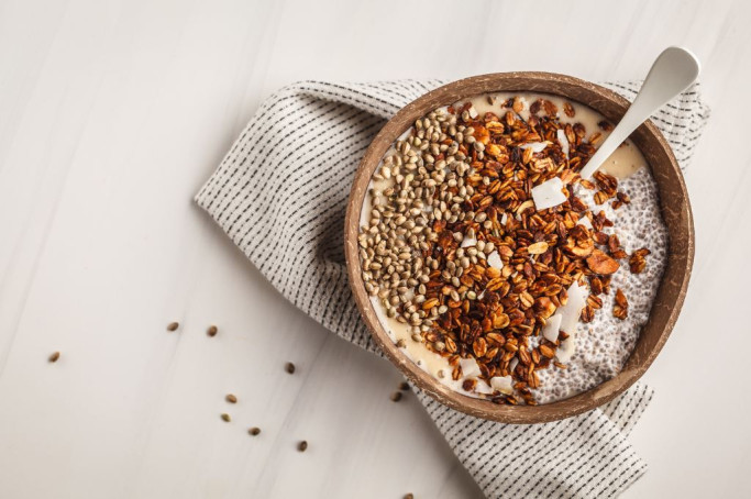 Verwendung von Hanföl und Hanfsamen im Porridge.