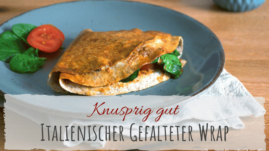 Rezept: Italienischer Folded Wrap mit rotem Pesto, Tomaten, Spinat, Bohnen und Mozzarella in einer Pfanne goldbraun gebraten.